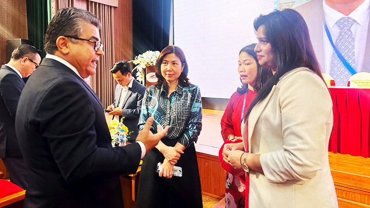 Palestinian Ambassador to Vietnam (left) talks with the speaker. Palestinian Ambassador to Vietnam (left) talks with the speaker.