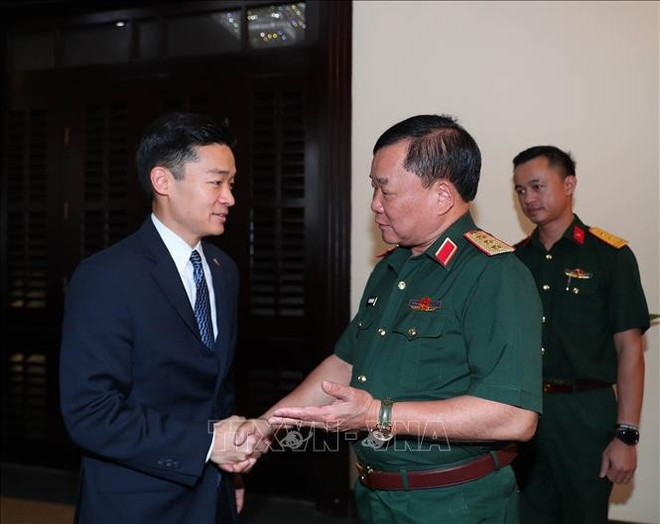 Vietnamese Deputy Minister of National Defence Sen. Lieut. Gen. Hoang Xuan Chien (right) welcomes US Acting Assistant Secretary of Defence John Noh. (Photo: VNA)
