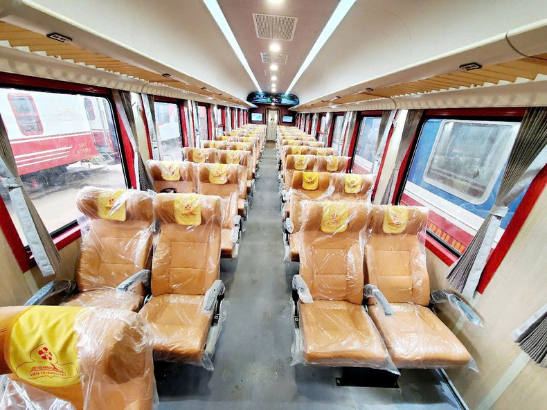 The remaining 18 carriages of the Red Flamboyant flowers train are equipped with 56 rotatable seats.