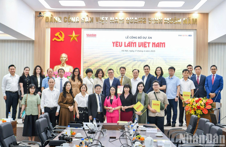 Delegates took commemorative photos at the conclusion of the ceremony.