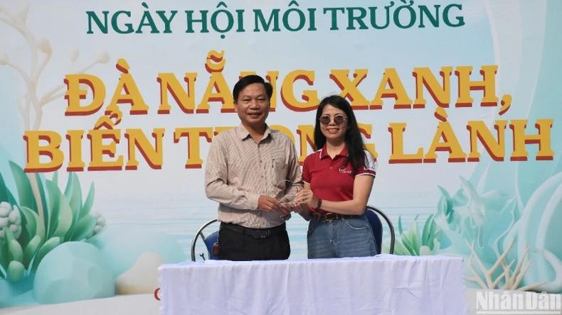The Management Board presented commemorative plaques and signed a cooperation agreement to implement the "You need the sea, the sea needs you" model and other environmental hygiene initiatives at Da Nang’s tourist beaches with representatives from the Vietnam-Japan Education System. (Photo: ANH ĐÀO) The Management Board presented commemorative plaques and signed a cooperation agreement to implement the "You need the sea, the sea needs you" model and other environmental hygiene initiatives at Da Nang’s tourist beaches with representatives from the Vietnam-Japan Education System. (Photo: ANH ĐÀO)