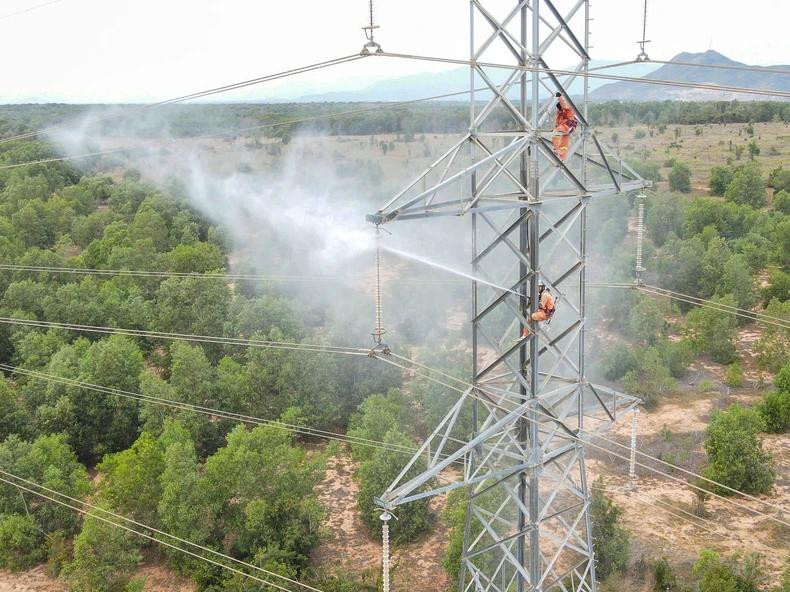 Hotline high-pressure water cleaning of insulators on the 220kV Phan Ri-Hong Phong-Phan Thiet transmission line. (Photo: PTC3) Hotline high-pressure water cleaning of insulators on the 220kV Phan Ri-Hong Phong-Phan Thiet transmission line. (Photo: PTC3)