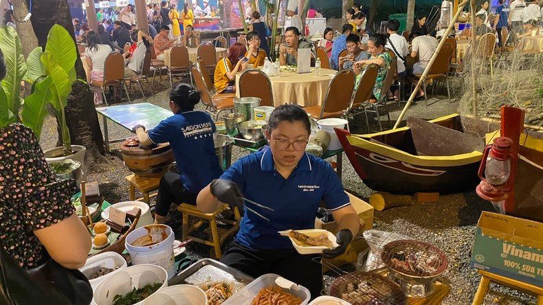 Snacks are very popular with tourists. Snacks are very popular with tourists.