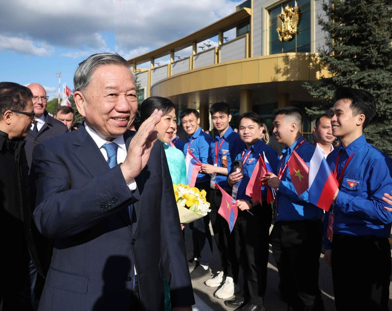 Representatives of the Vietnamese community and students in Russia welcome General Secretary To Lam and his spouse at Vnukovo 2 Airport, Moscow (Photo: VNA) Representatives of the Vietnamese community and students in Russia welcome General Secretary To Lam and his spouse at Vnukovo 2 Airport, Moscow (Photo: VNA)