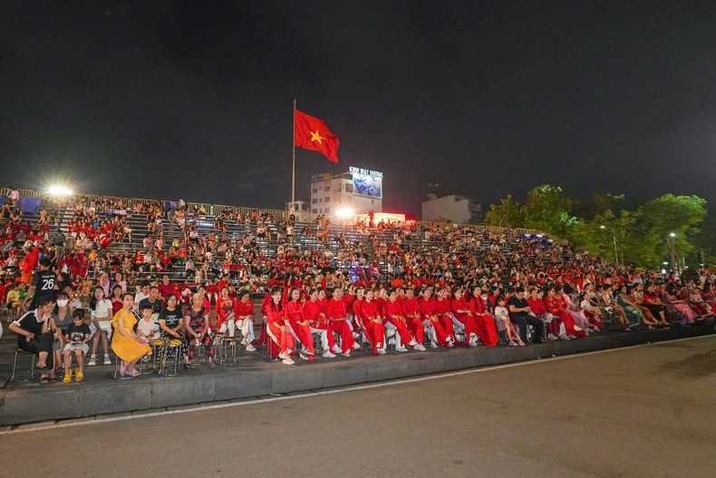 Large crowds of locals and visitors gather to enjoy the vibrant Ao Dai Festival. (Photo: DAM THANH)