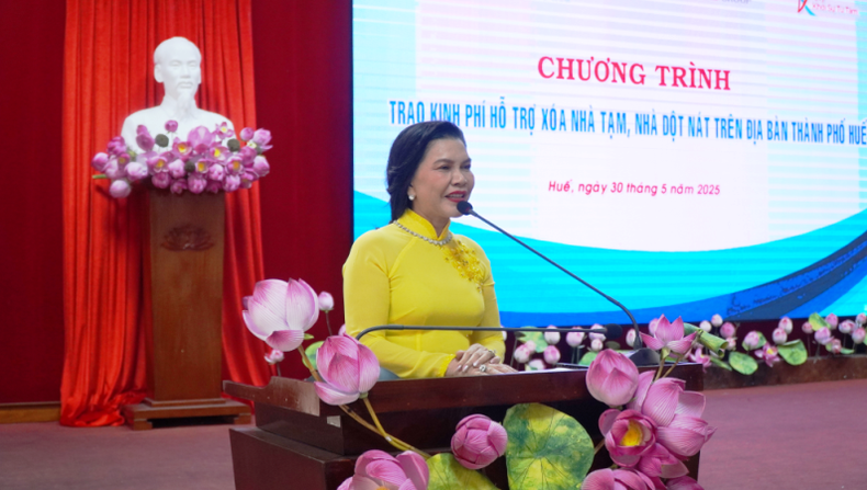 Leaders of Hue City, the Khoi Su Tu Tam Foundation – Kim Oanh Group, and Departments and Agencies take a group photo at the funding reception ceremony for the elimination of makeshift and dilapidated houses.