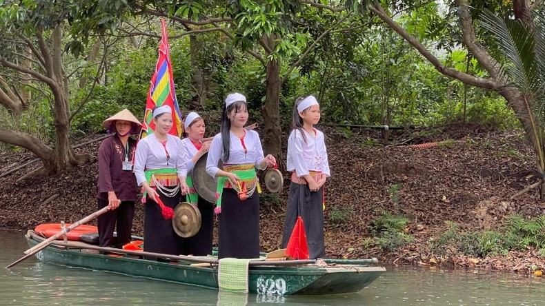 Many traditional art programmes from different regions of the country are performed at the festival.