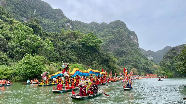 Taking place amid crystal-clear waterways, shimmering caves and majestic mountains, the Trang An Festival is one of Ninh Binh's most distinctive traditional festivals, featuring a rich array of cultural activities.