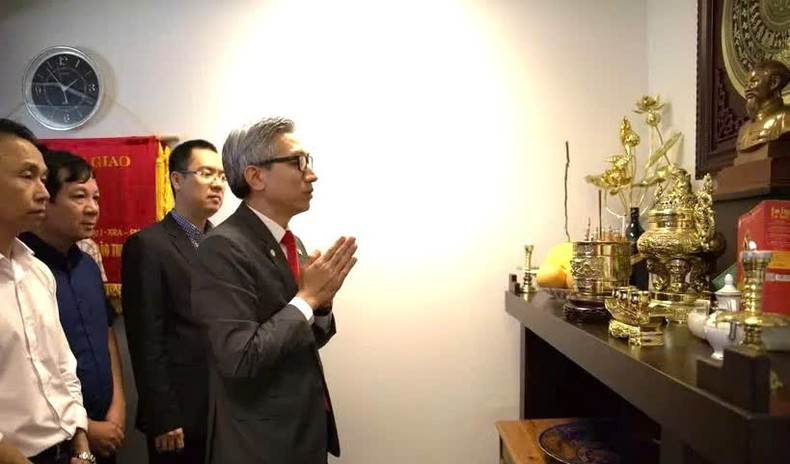 Ambassador Ly Duc Trung and delegates offering incense in tribute to President Ho Chi Minh (Photo: VNA source)