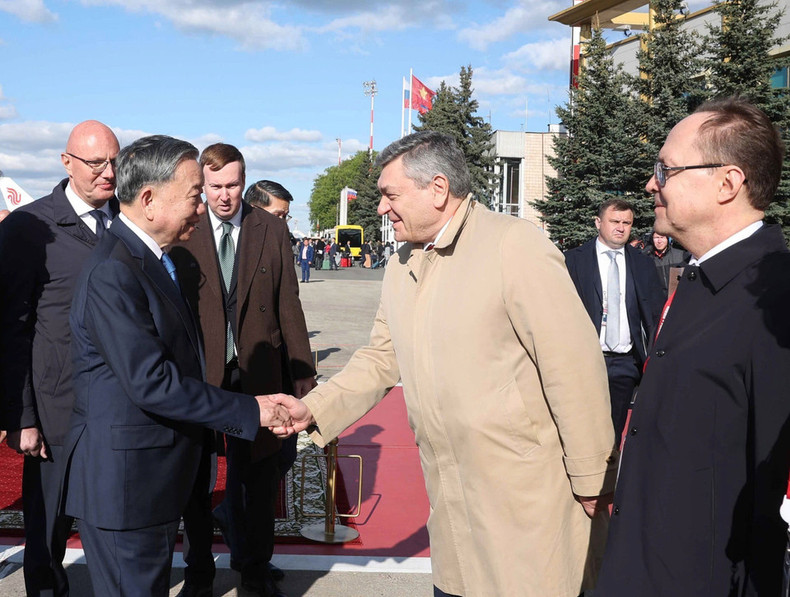 Russian officials welcome General Secretary To Lam and his spouse at Vnukovo 2 Airport, Moscow (Photo: VNA) Russian officials welcome General Secretary To Lam and his spouse at Vnukovo 2 Airport, Moscow (Photo: VNA)