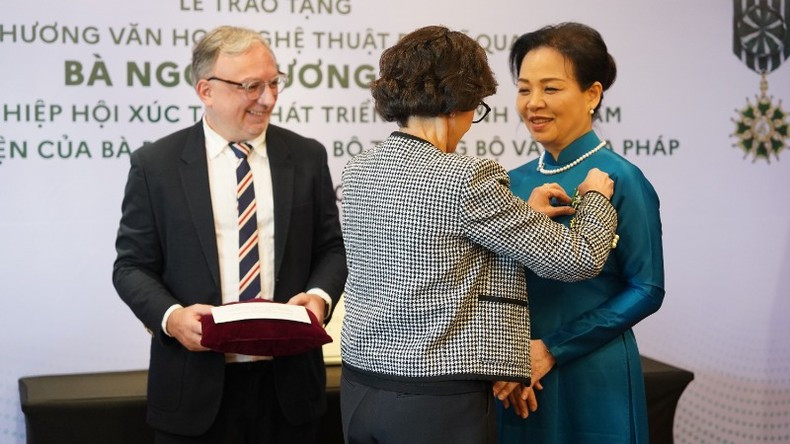 The medal awarding ceremony for Dr Ngo Phuong Lan.