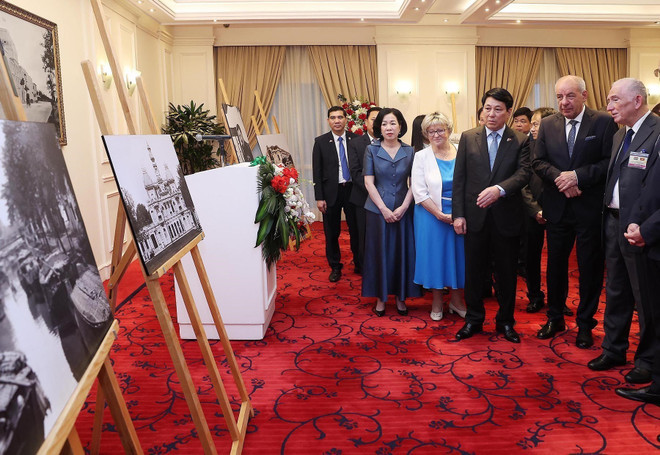 Vietnamese State President Luong Cuong and his spouse, along with visiting Hungarian President Sulyok Tamas and his spouse contemplate the photos at the exhibition. (Photo: VNA) Vietnamese State President Luong Cuong and his spouse, along with visiting Hungarian President Sulyok Tamas and his spouse contemplate the photos at the exhibition. (Photo: VNA)
