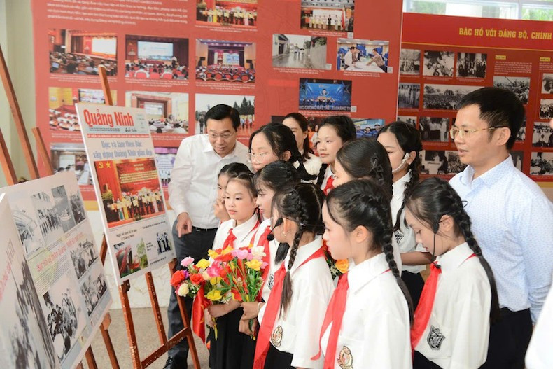 Delegates visiting an exhibition showcasing documents, artefacts, books, newspapers, and photos about President Ho Chi Minh.
