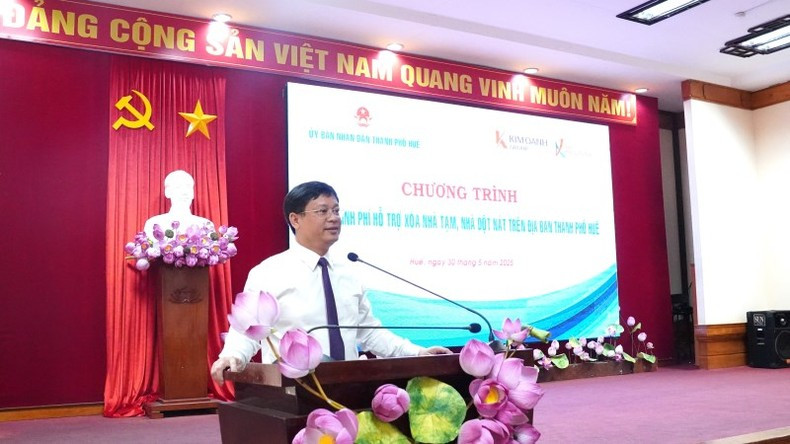 Nguyen Thanh Binh, Permanent Vice Chairman of the Hue City People’s Committee, speaks at the funding reception ceremony.