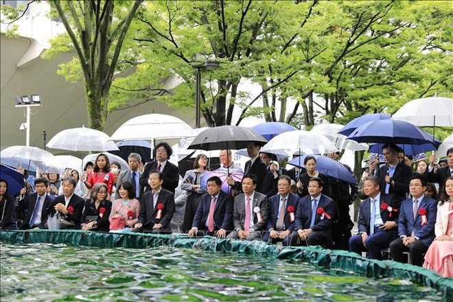Vietnamese delegates and numerous Japanese guests enjoy traditional Vietnamese water puppet performances. (Photo: VNA) Vietnamese delegates and numerous Japanese guests enjoy traditional Vietnamese water puppet performances. (Photo: VNA)