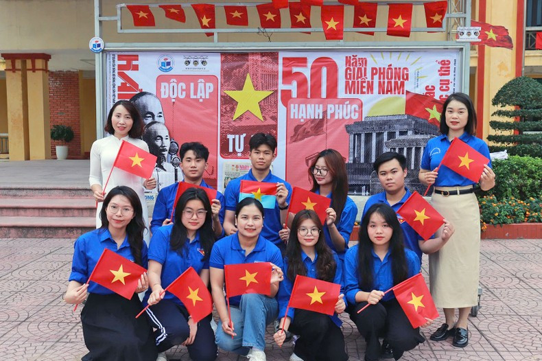 In Hai Duong Province, youth union members, young teachers and volunteers are actively taking part in the “Peace Is Truly Beautiful” campaign. In Hai Duong Province, youth union members, young teachers and volunteers are actively taking part in the “Peace Is Truly Beautiful” campaign.