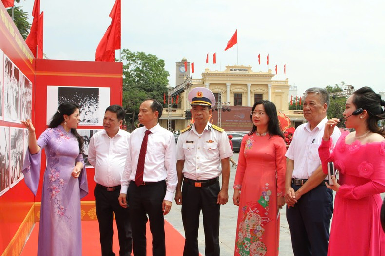 Delegates visiting the exhibition. Delegates visiting the exhibition.