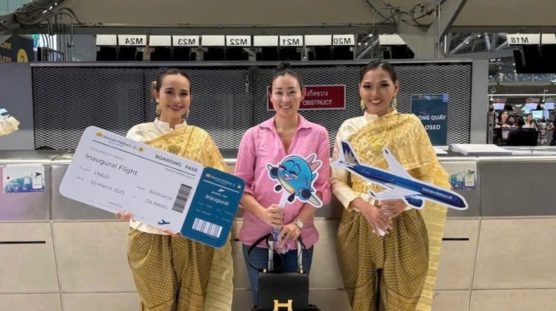 First passengers checking in for the direct Bangkok-Da Nang flight First passengers checking in for the direct Bangkok-Da Nang flight