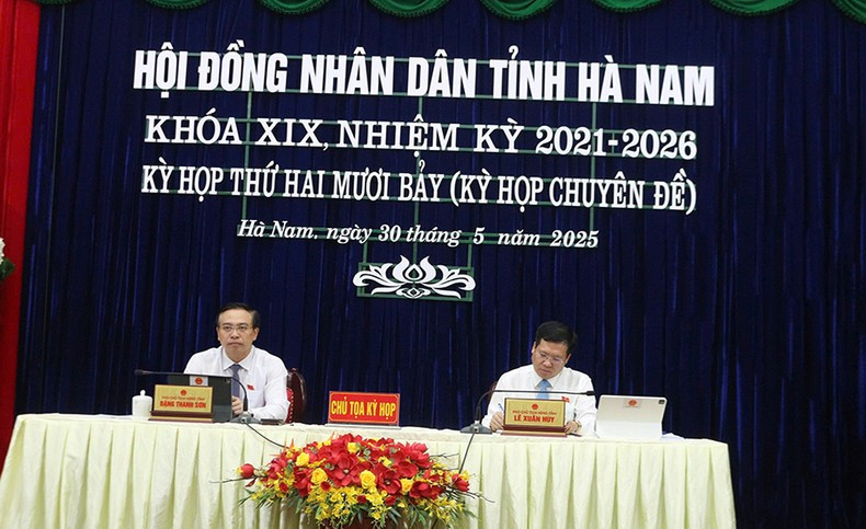 The presiding officials at the session. The presiding officials at the session.