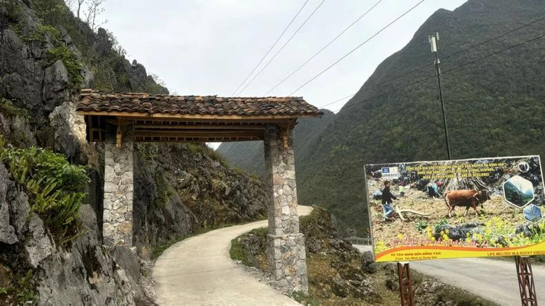 The construction of village gates in Dong Van District is funded and built by the local people. The construction of village gates in Dong Van District is funded and built by the local people.