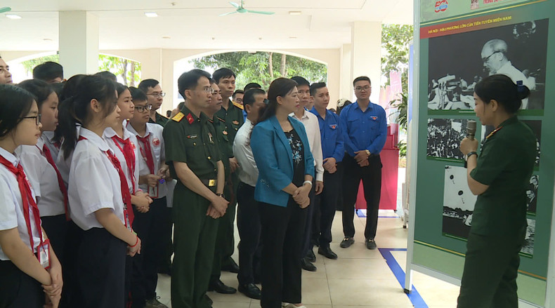 Delegates listened to introductions about the photos on display. Photo: Do Phong
