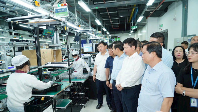 Delegates visited the Dell Laptop production and assembly line at the Wistron Infocomm factory in Dong Van Industrial Park. Delegates visited the Dell Laptop production and assembly line at the Wistron Infocomm factory in Dong Van Industrial Park.