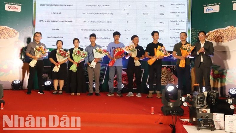 The organising committee presents flowers to congratulate the units among the top 10 Robusta specialty coffees. (Photo: NDO)