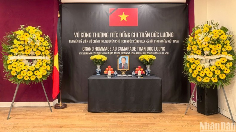 The memorial service for former President Tran Duc Luong was held with due solemnity at the Vietnamese Embassy in France. The memorial service for former President Tran Duc Luong was held with due solemnity at the Vietnamese Embassy in France.