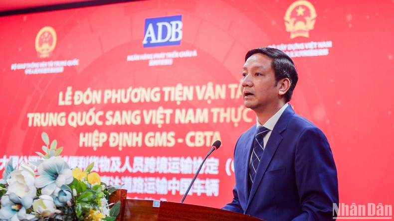 Bui Quang Thai, Director of the Directorate for Roads of Viet Nam, speaking at the inauguration ceremony.