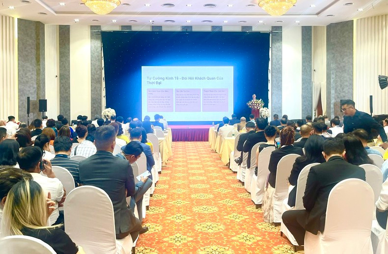 Delegates attend the seminar.