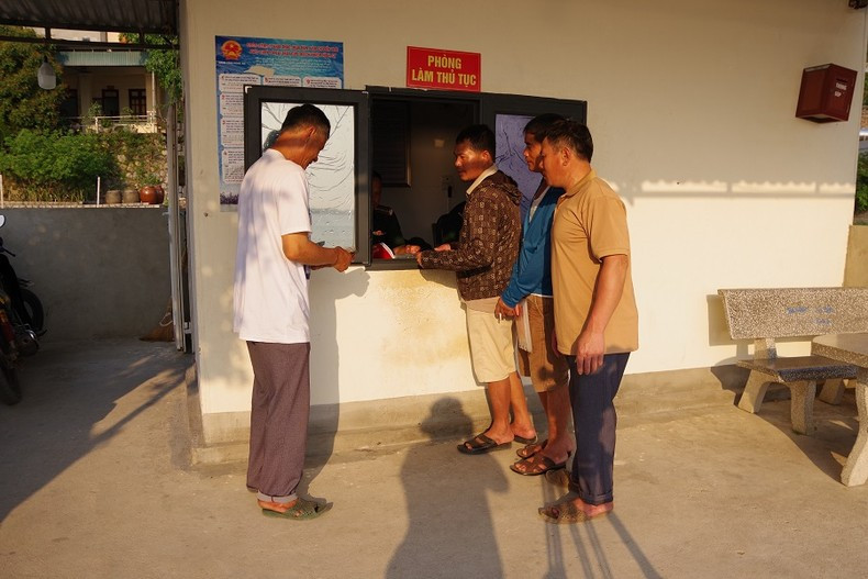At Lach Con Border Control Station, officers from Quynh Phuong Border Guard Post are seen instructing fishermen on the proper steps to remain in compliance with the law. (Photo: NDO)