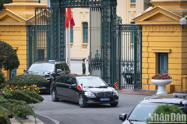 The motorcade carrying French President Emmanuel Macron enters the Presidential Palace.