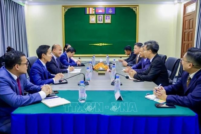 At the meeting between Vietnamese Ambassador to Cambodia Nguyen Minh Vu and Cambodian Deputy Prime Minister and Minister of Civil Service Hun Many. (Photo: VNA)