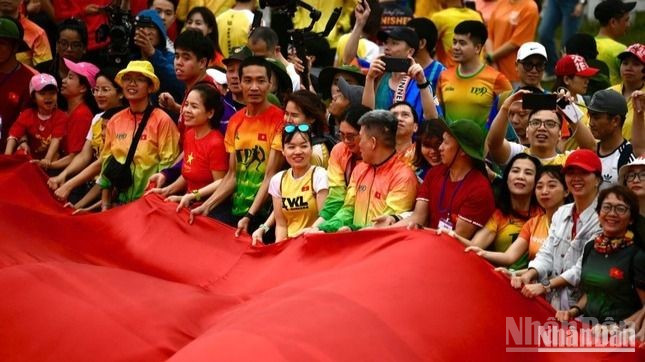 Athletes show the spirit of solidarity and national pride Athletes show the spirit of solidarity and national pride