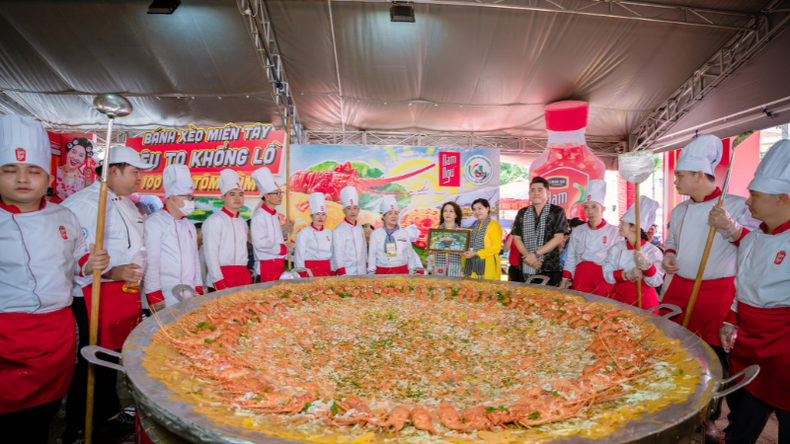A supersized banh xeo made with 100 lobsters was showcased at the festival. A supersized banh xeo made with 100 lobsters was showcased at the festival.