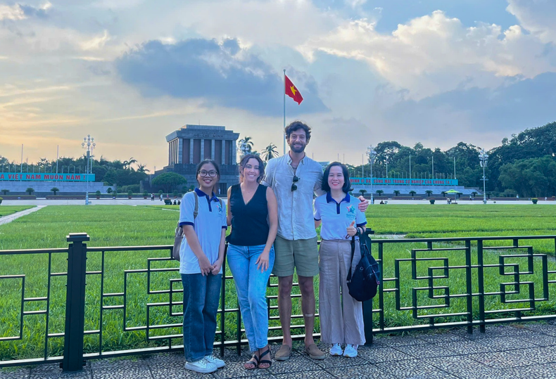 Club volunteers guiding foreign tourists around President Ho Chi Minh’s Mausoleum. Club volunteers guiding foreign tourists around President Ho Chi Minh’s Mausoleum.