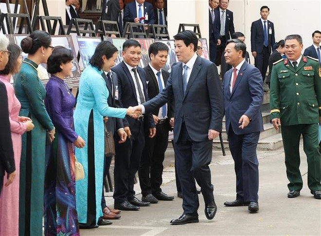 State President Luong Cuong and a high-ranking delegation of Vietnam visit the Vietnamese Embassy in Laos on April 25 (Photo: VNA) State President Luong Cuong and a high-ranking delegation of Vietnam visit the Vietnamese Embassy in Laos on April 25 (Photo: VNA)