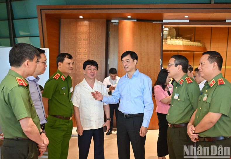 Delegates exchanging views on the sidelines of the conference. Delegates exchanging views on the sidelines of the conference.