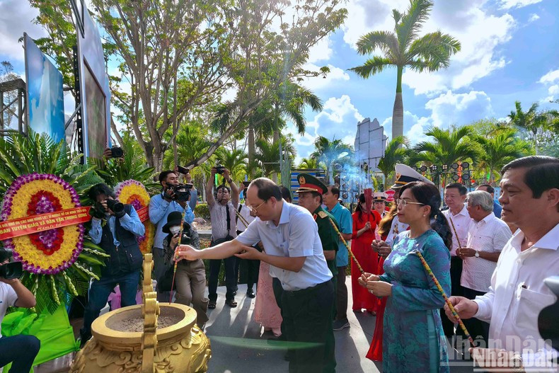 Nguyen Ho Hai, Secretary of the Ca Mau Party Committee, along with other provincial leaders, pay tribute at the monument complex dedicated to the “no-number” ship fleet at Vam Lung Wharf. (Photo: NDO) Nguyen Ho Hai, Secretary of the Ca Mau Party Committee, along with other provincial leaders, pay tribute at the monument complex dedicated to the “no-number” ship fleet at Vam Lung Wharf. (Photo: NDO)