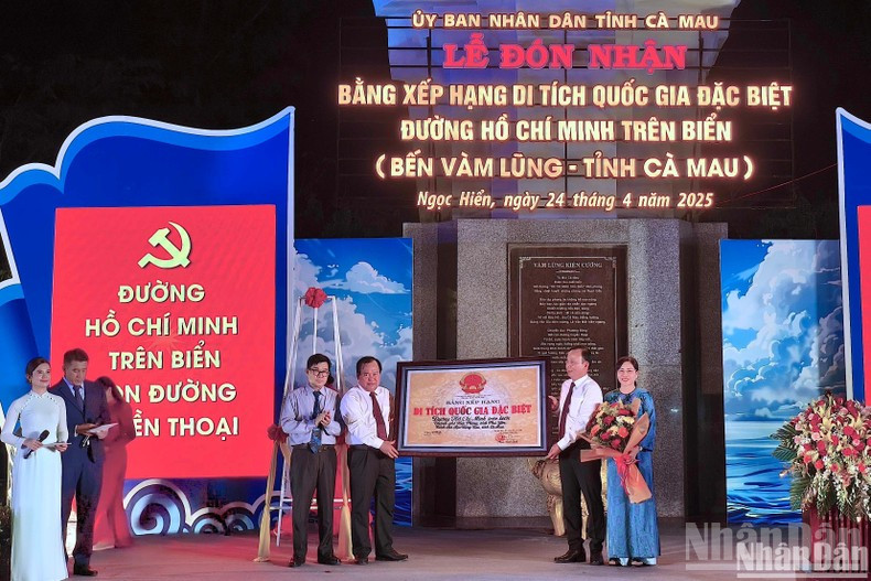 Nguyen Minh Luan (second from left), Vice Chairman of the Ca Mau Provincial People’s Committee, receives the Special National Monument Certificate for the Ho Chi Minh Trail at Sea Nguyen Minh Luan (second from left), Vice Chairman of the Ca Mau Provincial People’s Committee, receives the Special National Monument Certificate for the Ho Chi Minh Trail at Sea