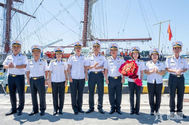 Leaders of Naval Academy see off the delegation. (Photo: qdnd.vn) Leaders of Naval Academy see off the delegation. (Photo: qdnd.vn)