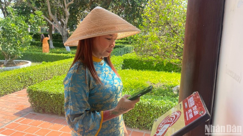 By tapping their internet-enabled smartphones on the NFC chip-embedded boards, visitors can verify their check-in at the location and save their photos.