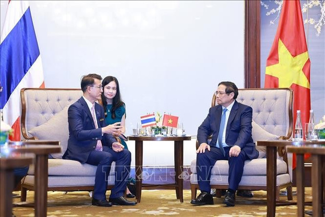 Prime Minister Pham Minh Chinh (R) receives Chongrak Rattanapian, Vice President of Kasikornbank (KBank) of Thailand. (Photo: VNA) Prime Minister Pham Minh Chinh (R) receives Chongrak Rattanapian, Vice President of Kasikornbank (KBank) of Thailand. (Photo: VNA)