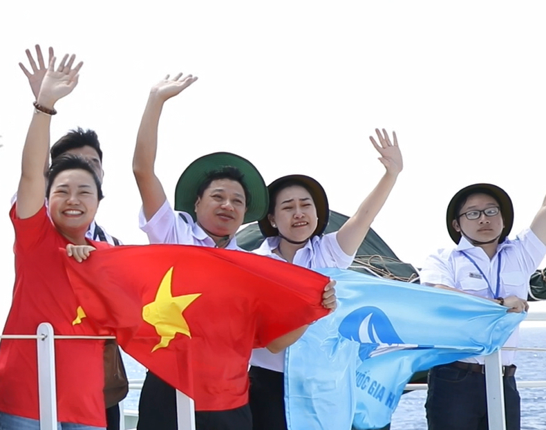 La Minh Truong (far right) is one of the outstanding students who participated in the “Students with the Fatherland's Sea and Islands” journey in 2023, organised by the Vietnam Student Association Central Committee.