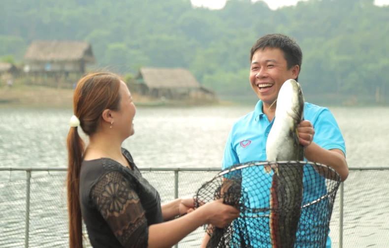 Lang Van Quy and Lo Thi Hao are happy with their worthy labour achievements.