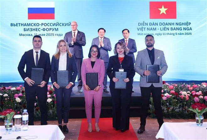 Vietnamese and Russian businesses exchange cooperation documents at the forum. (Photo: VNA) Vietnamese and Russian businesses exchange cooperation documents at the forum. (Photo: VNA)