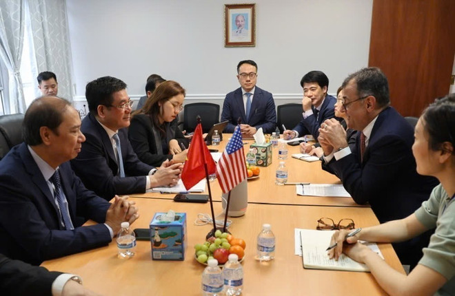 At the meeting between Minister of Industry and Trade Nguyen Hong Dien and Google representative in May 20 in Washington DC. (Photo: VNA)