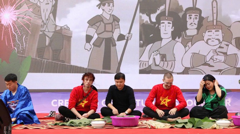 Lecturers from the ULIS, Vietnam National University, Hanoi, guiding international colleagues in wrapping Chung cake — a meaningful activity to promote the beauty of Vietnamese culture.