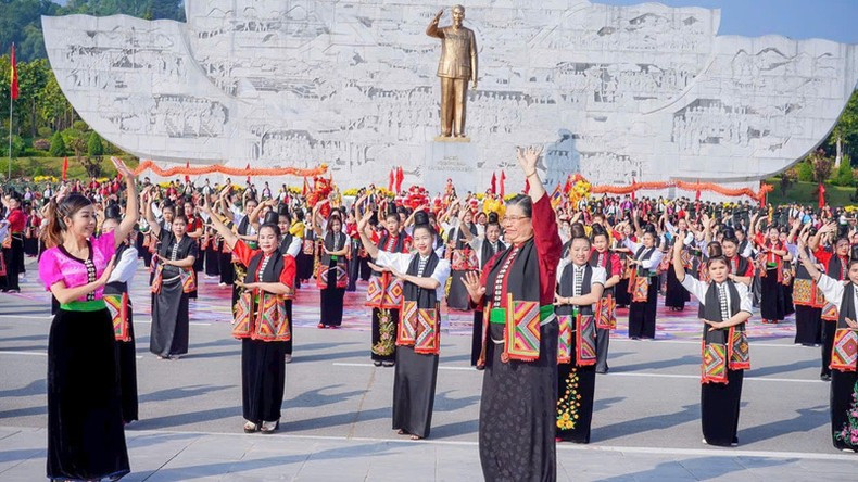 The author and performers of The Dance of Solidarity at the Northwest Square in the northern mountainous province of Son La.