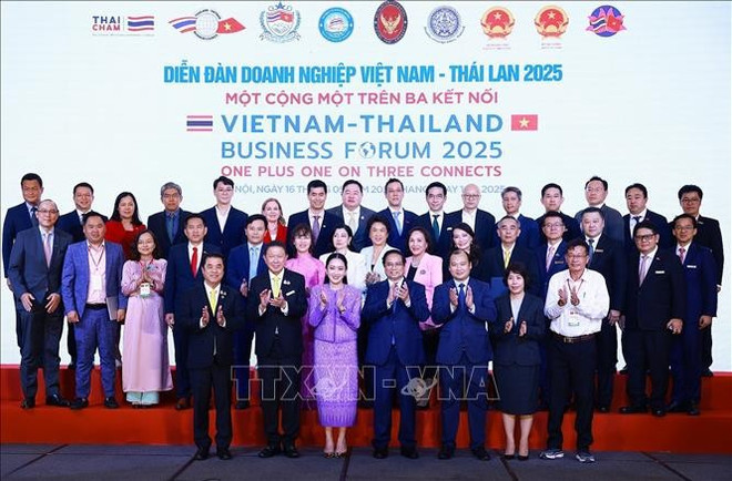 Vietnamese Prime Minister Pham Minh Chinh (front row, fourth from right), Thai Prime Minister Paetongtarn Shinawatra (front row, third from left), and other delegates at the forum. (Photo: VNA) Vietnamese Prime Minister Pham Minh Chinh (front row, fourth from right), Thai Prime Minister Paetongtarn Shinawatra (front row, third from left), and other delegates at the forum. (Photo: VNA)